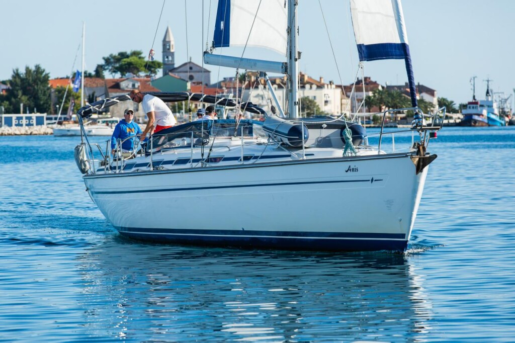 Bavaria 44, Anis