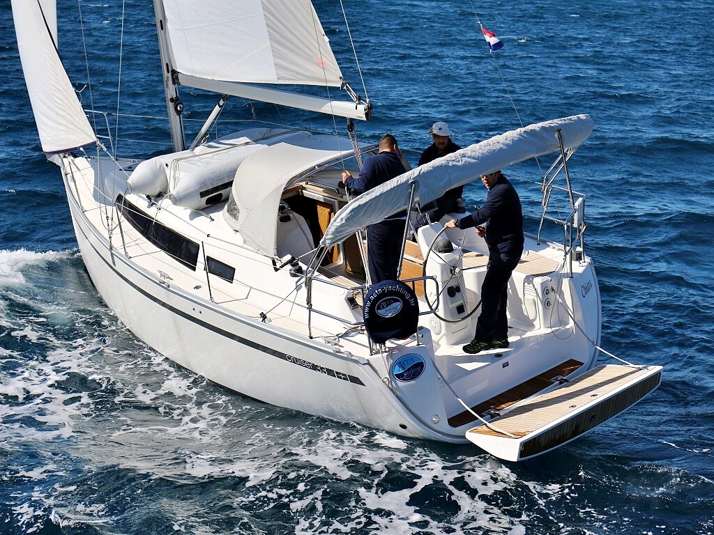 Bavaria Cruiser 33, Chiara