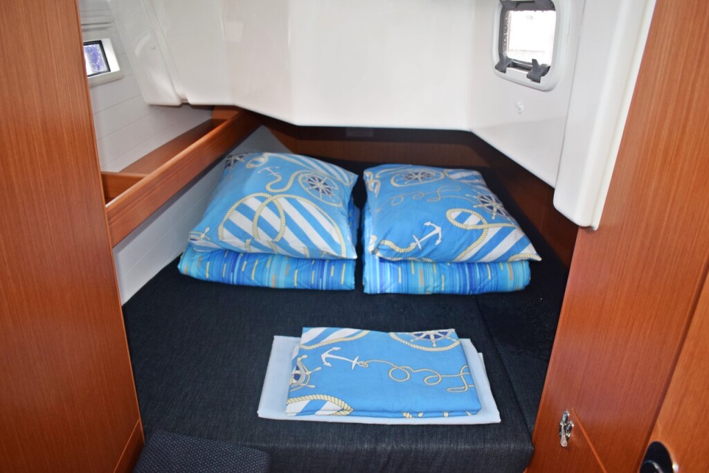 Bavaria Cruiser 34, Studena