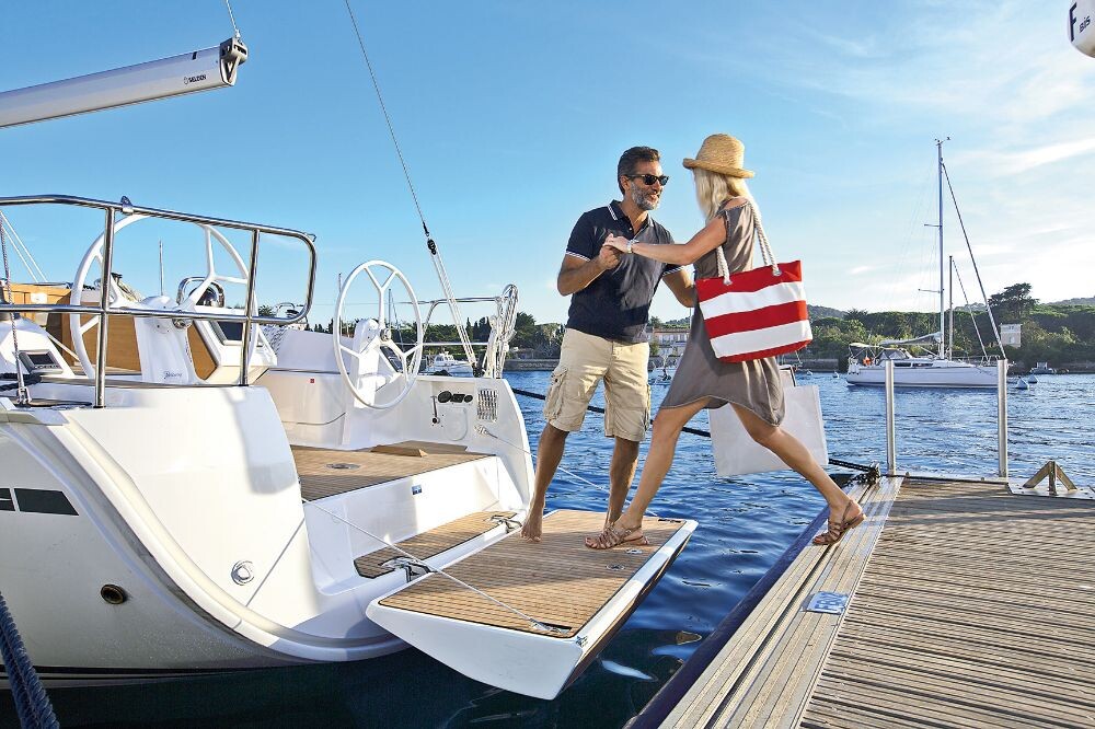 Bavaria Cruiser 37, Atena