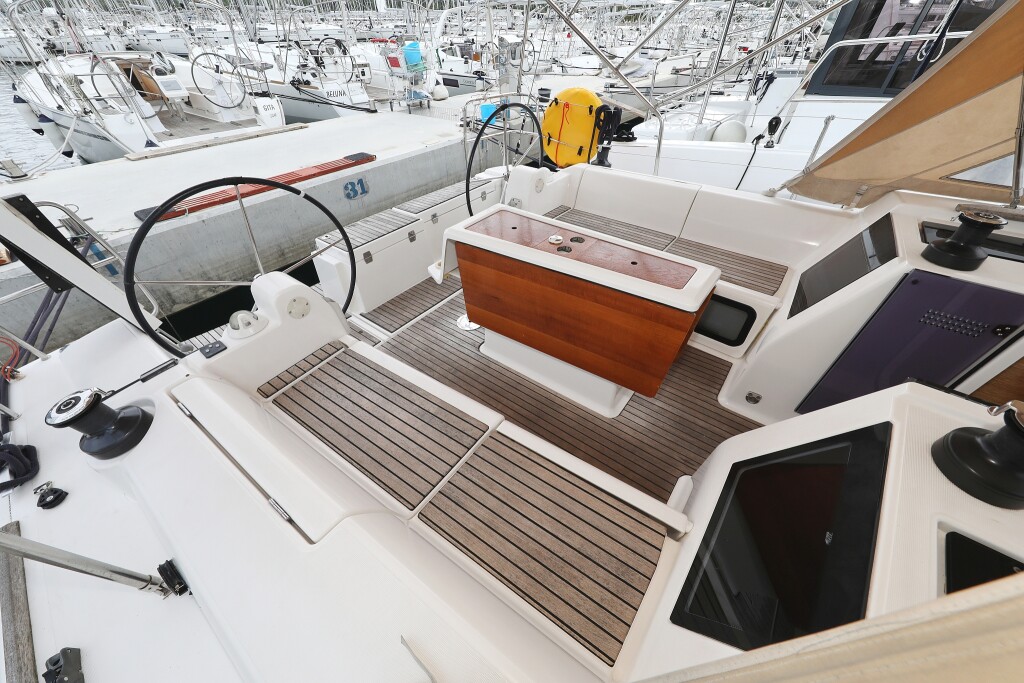 Dufour 412 GL, Family Office