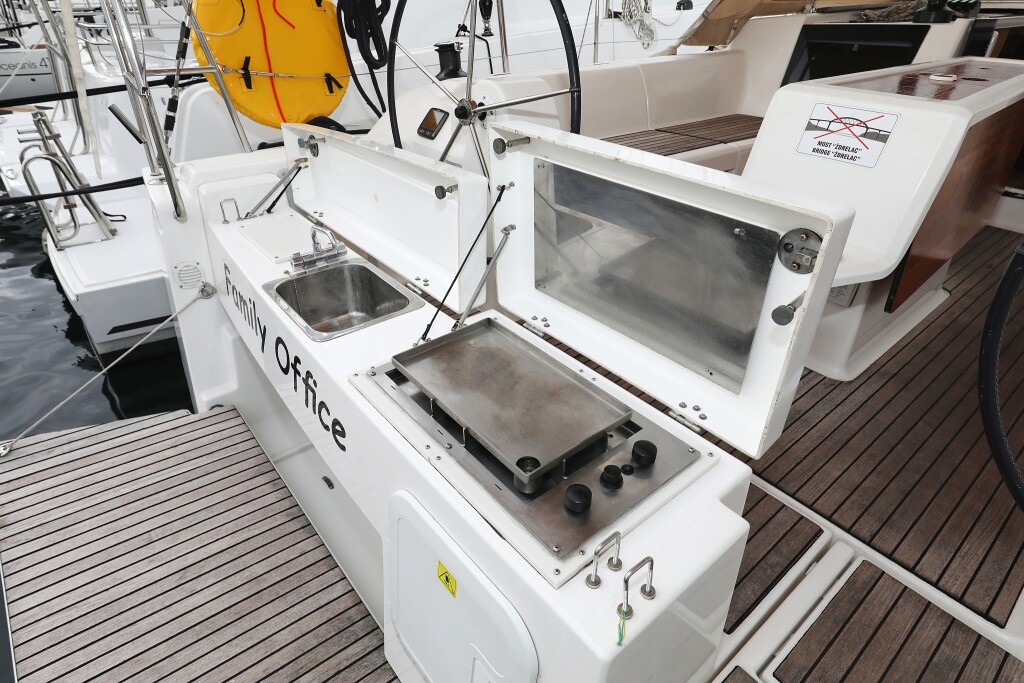 Dufour 412 GL, Family Office