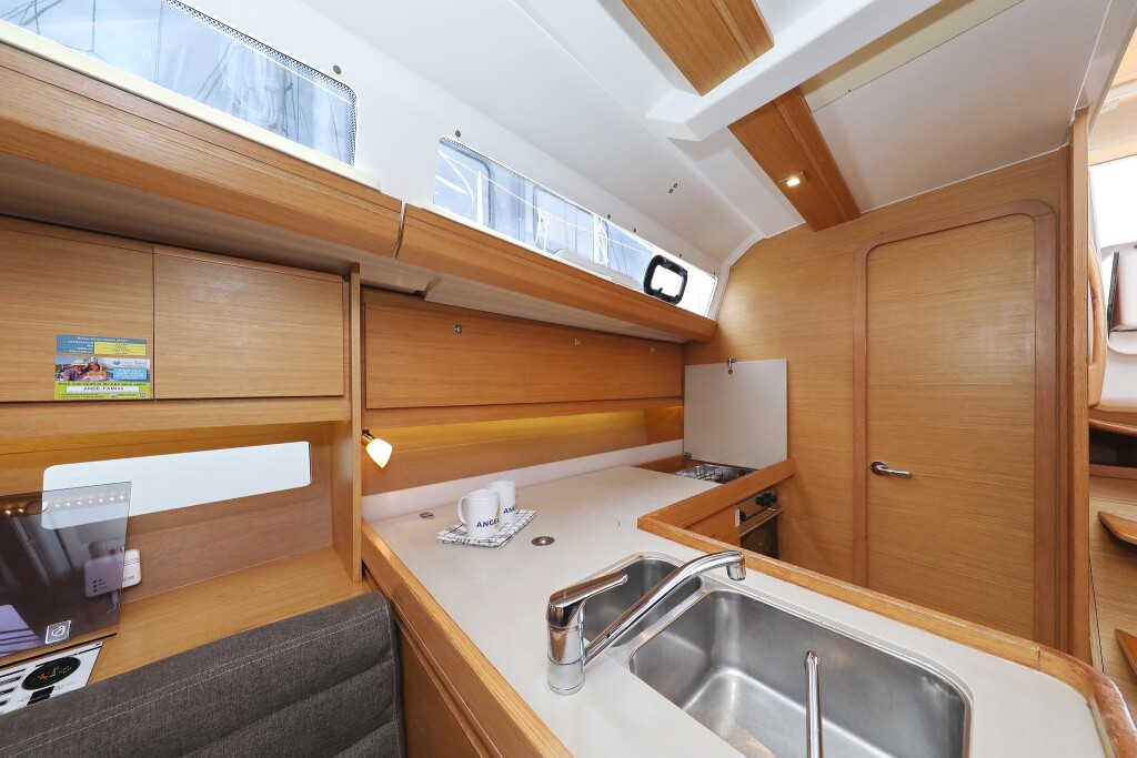 Dufour 412 GL, Family Office