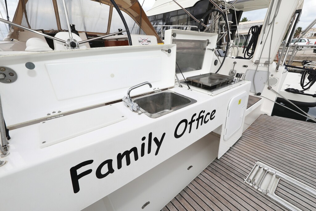 Dufour 412 GL, Family Office