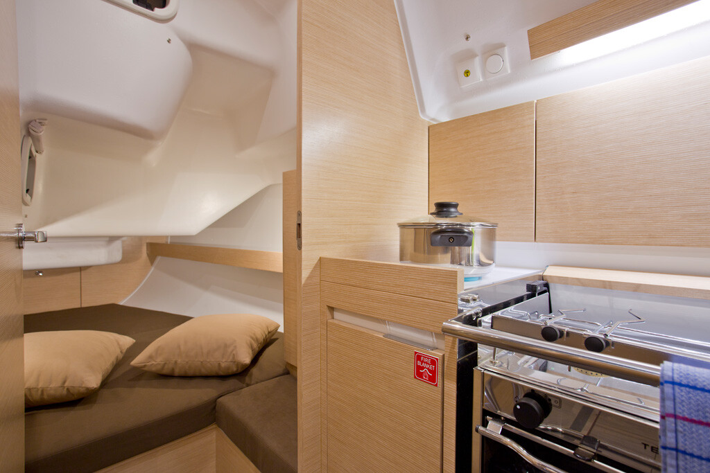 Elan Impression 35, Tesa