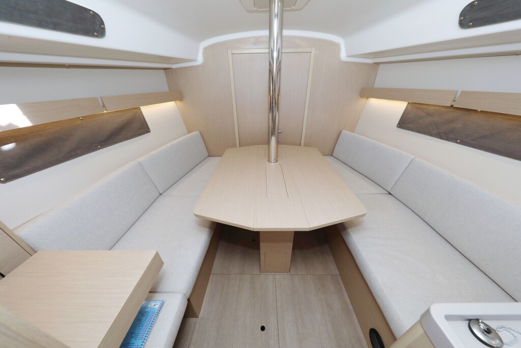 Oceanis 34.1, Rooster