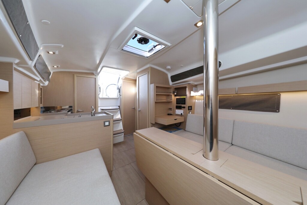 Oceanis 34.1, Rooster