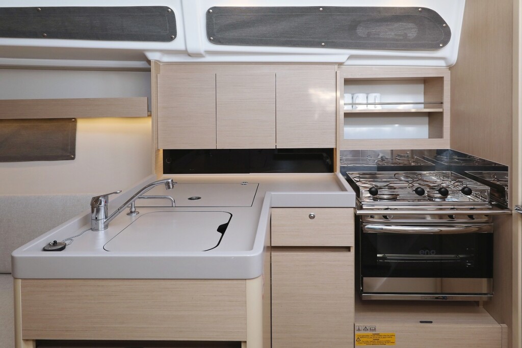 Oceanis 34.1, Rooster