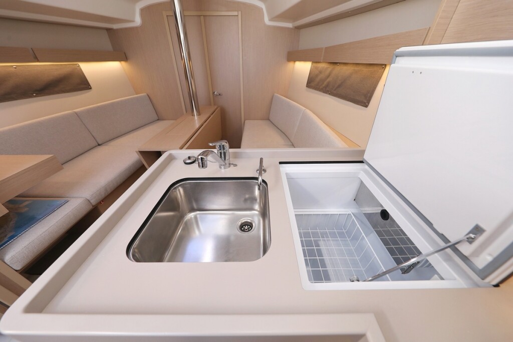 Oceanis 34.1, Rooster