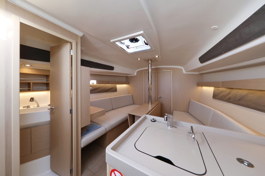 Oceanis 34.1, Rooster