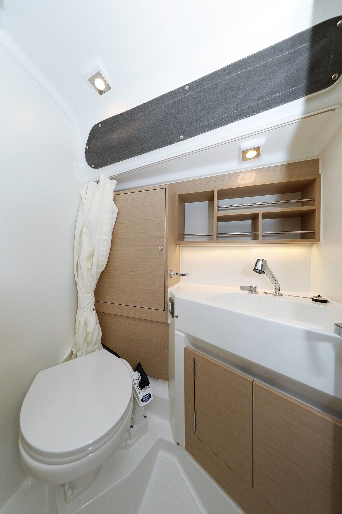 Oceanis 34.1, Rooster