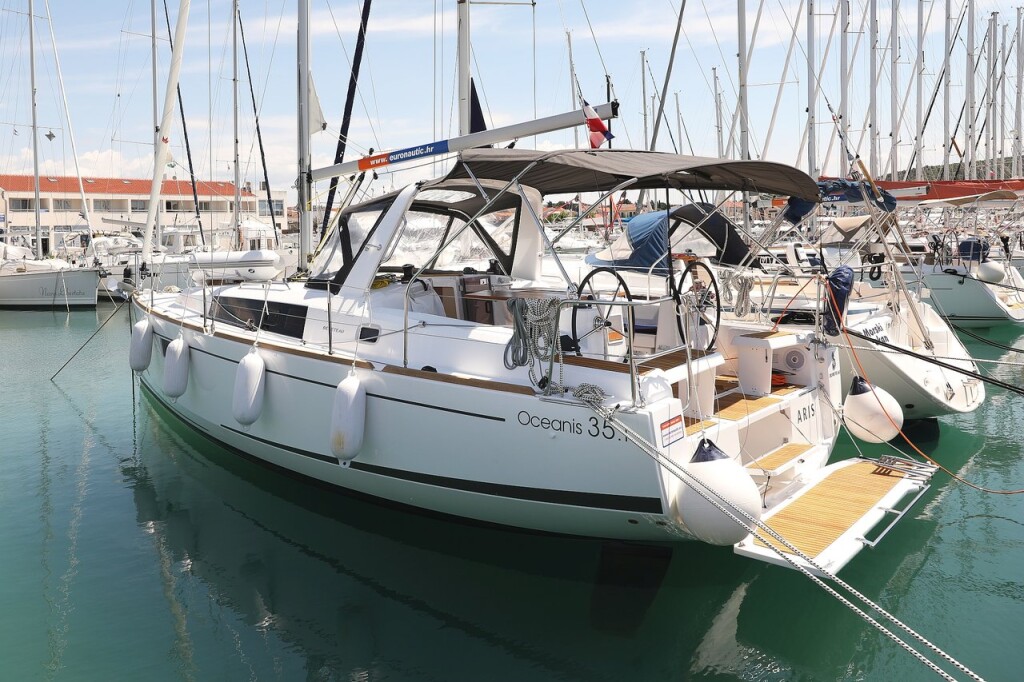 Oceanis 35.1, Aris