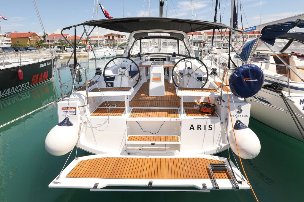 Oceanis 35.1, Aris