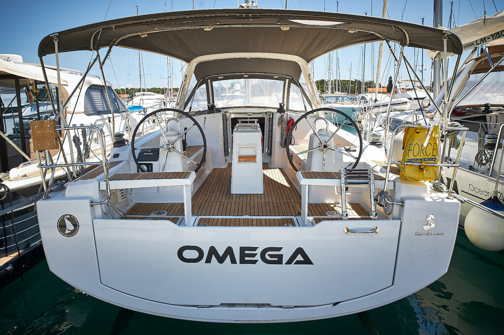 Oceanis 38, Omega