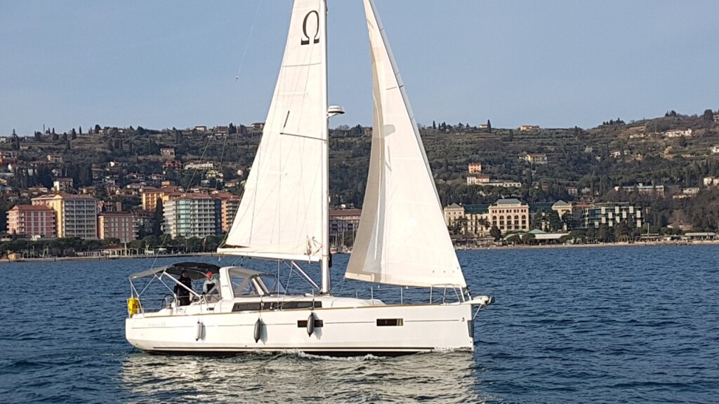 Oceanis 38, Omega