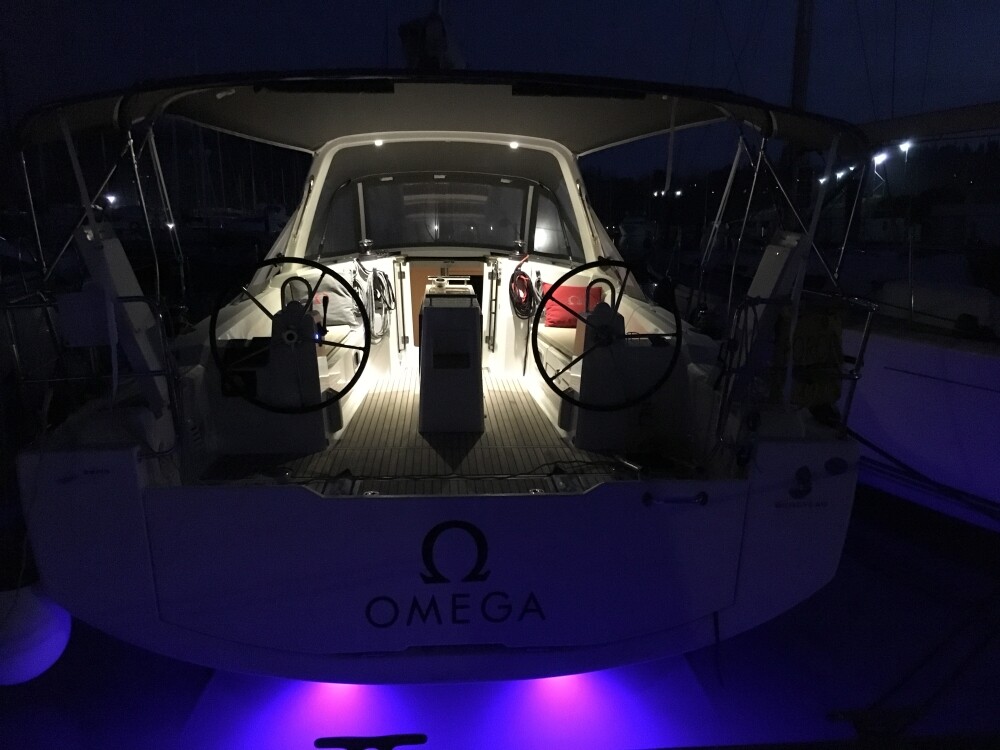 Oceanis 38, Omega