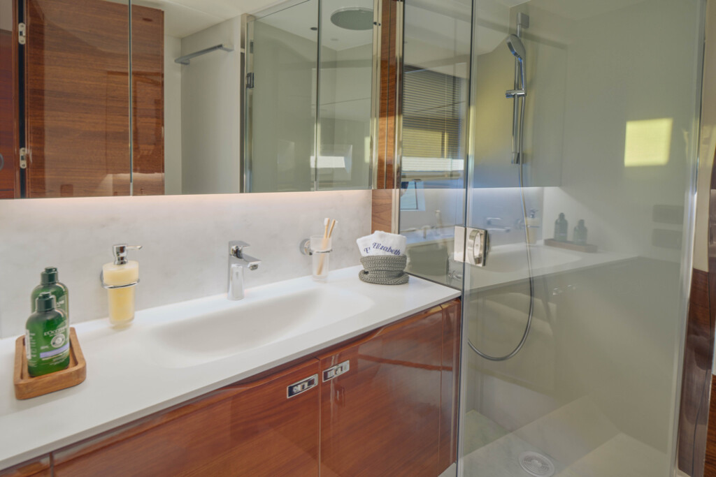 Princess Y72, Elizabeth