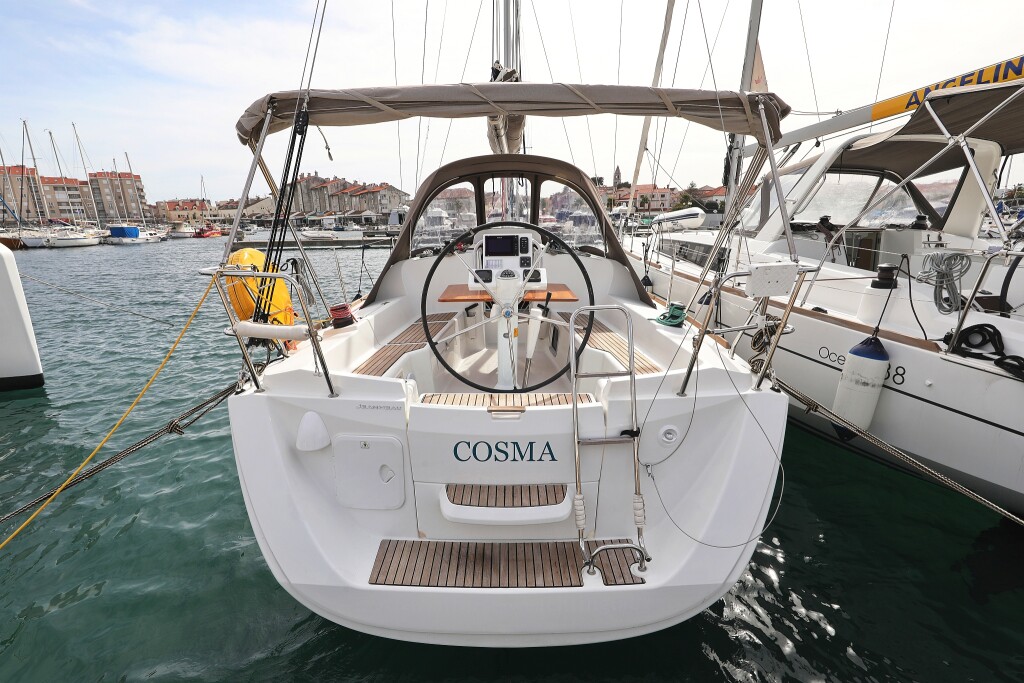 Sun Odyssey 33i, Cosma