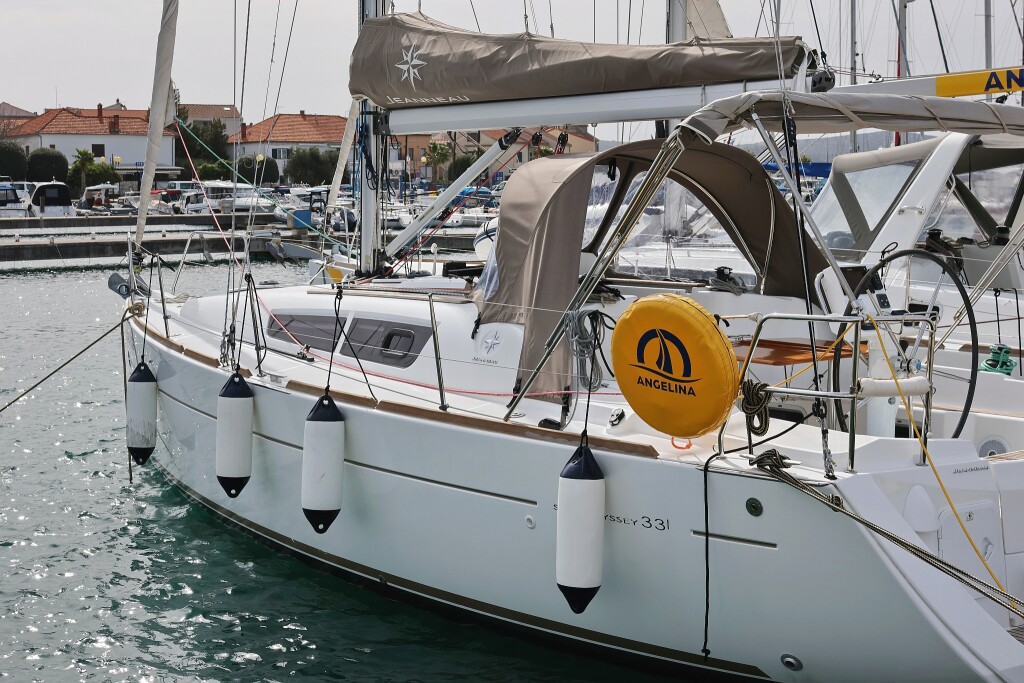 Sun Odyssey 33i, Cosma