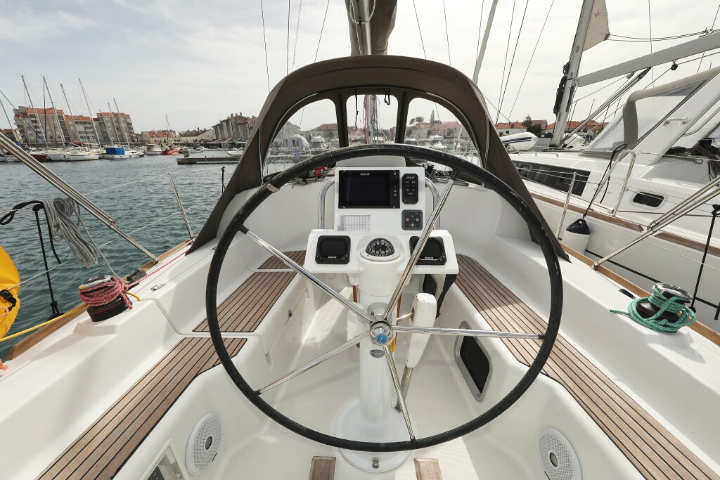 Sun Odyssey 33i, Cosma