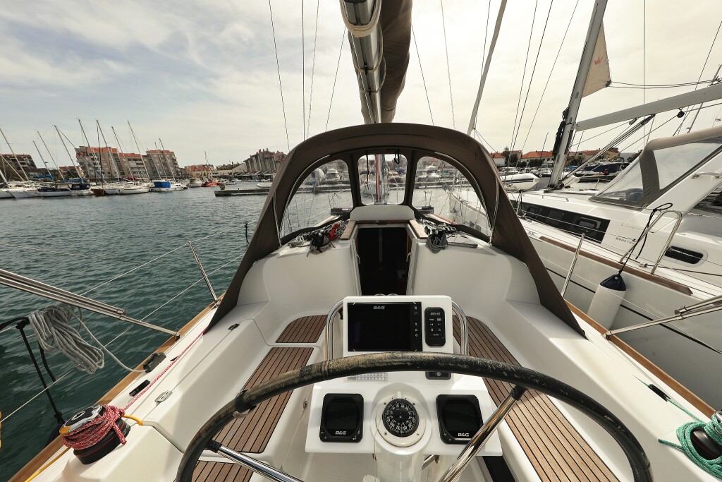 Sun Odyssey 33i, Cosma
