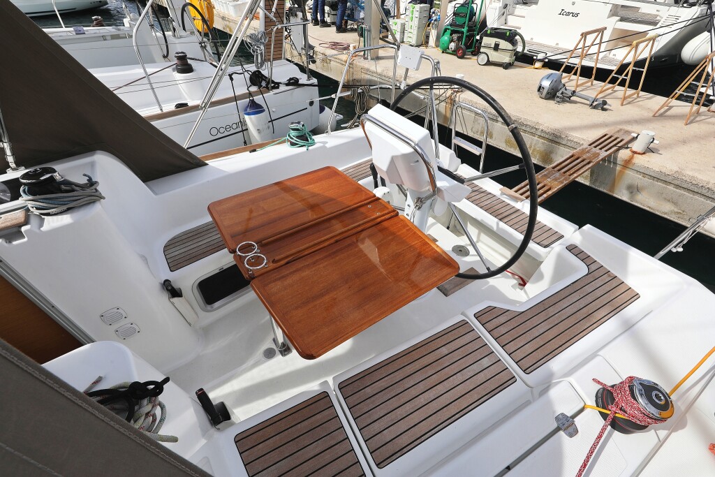 Sun Odyssey 33i, Cosma