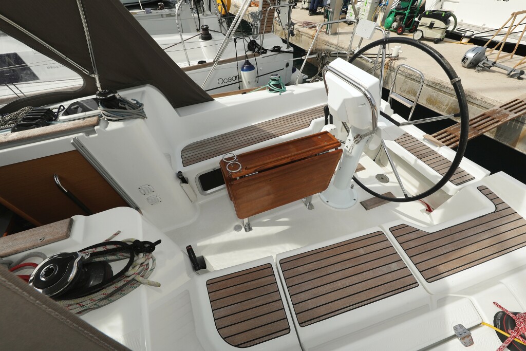 Sun Odyssey 33i, Cosma