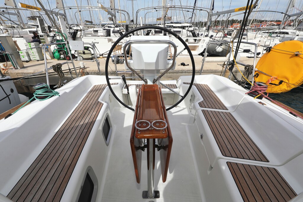 Sun Odyssey 33i, Cosma