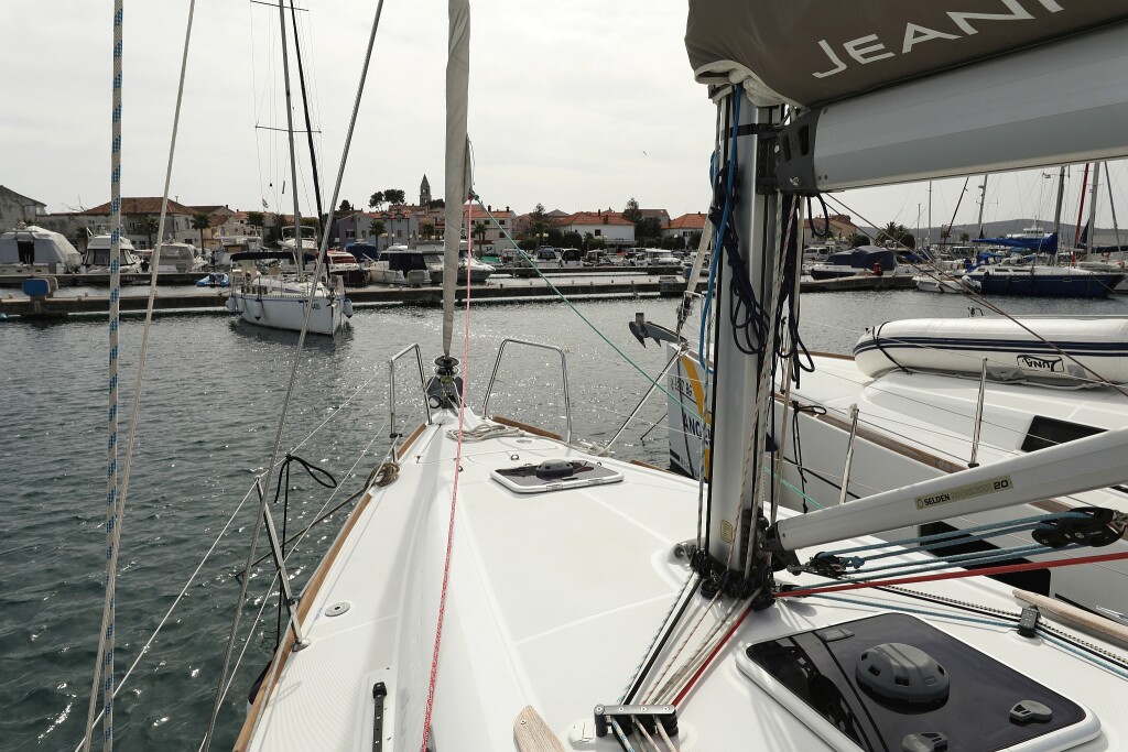 Sun Odyssey 33i, Cosma