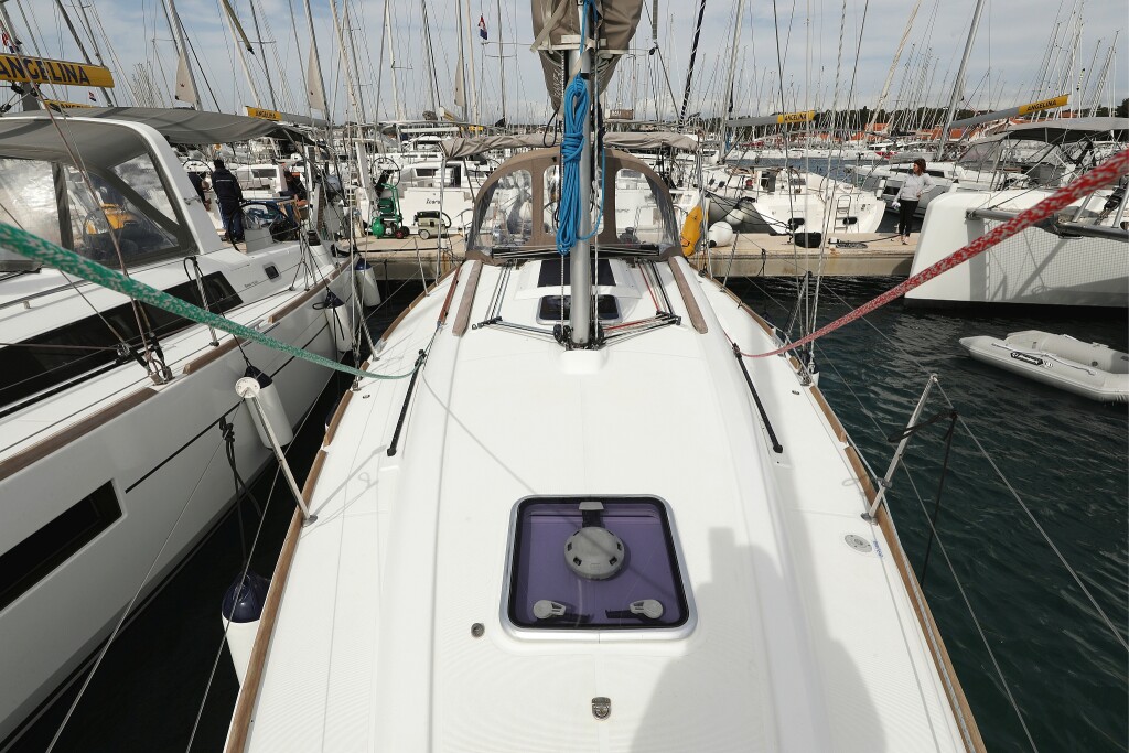 Sun Odyssey 33i, Cosma