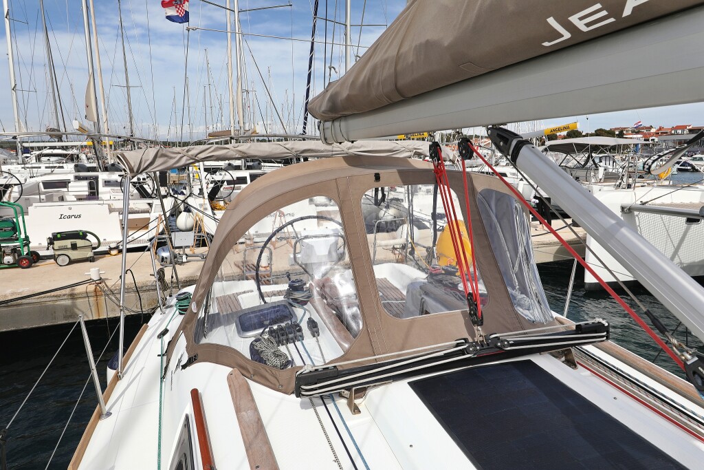 Sun Odyssey 33i, Cosma