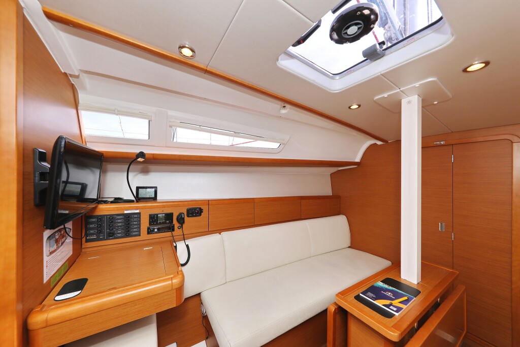 Sun Odyssey 33i, Cosma