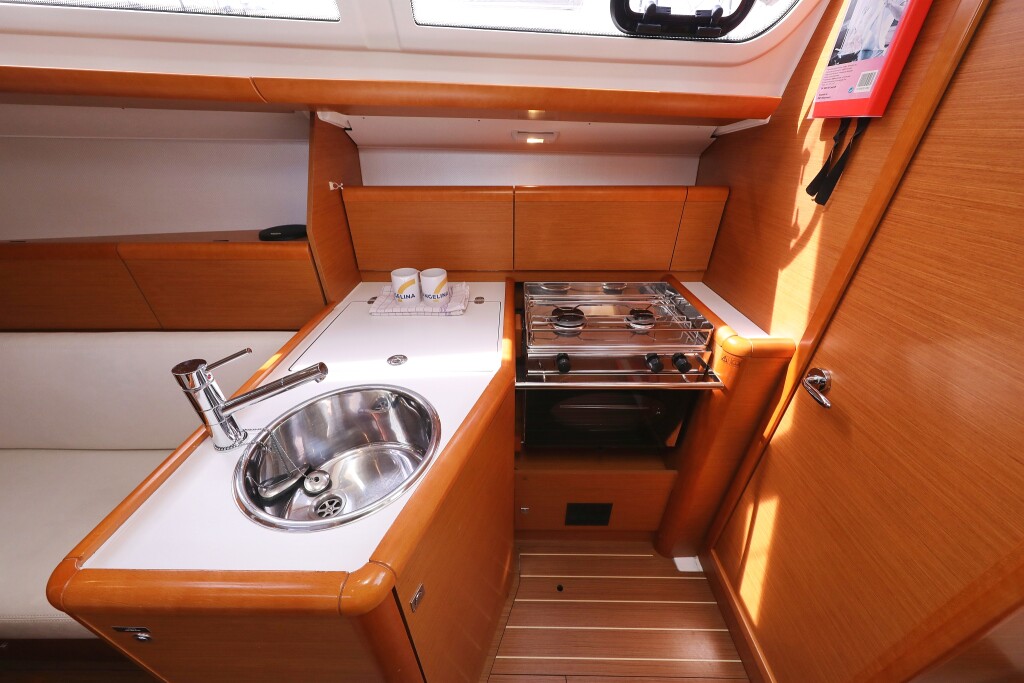 Sun Odyssey 33i, Cosma