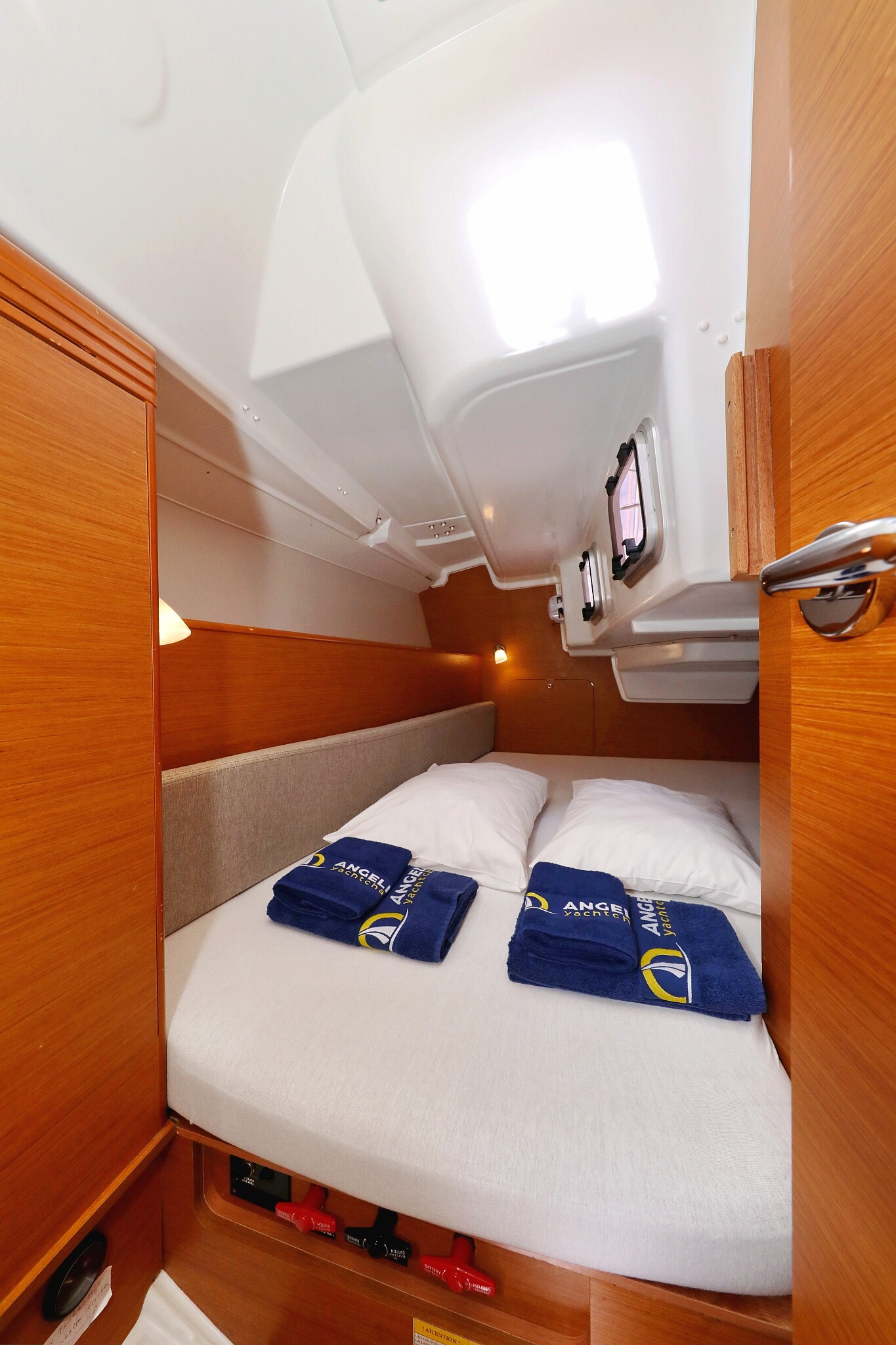 Sun Odyssey 33i, Cosma