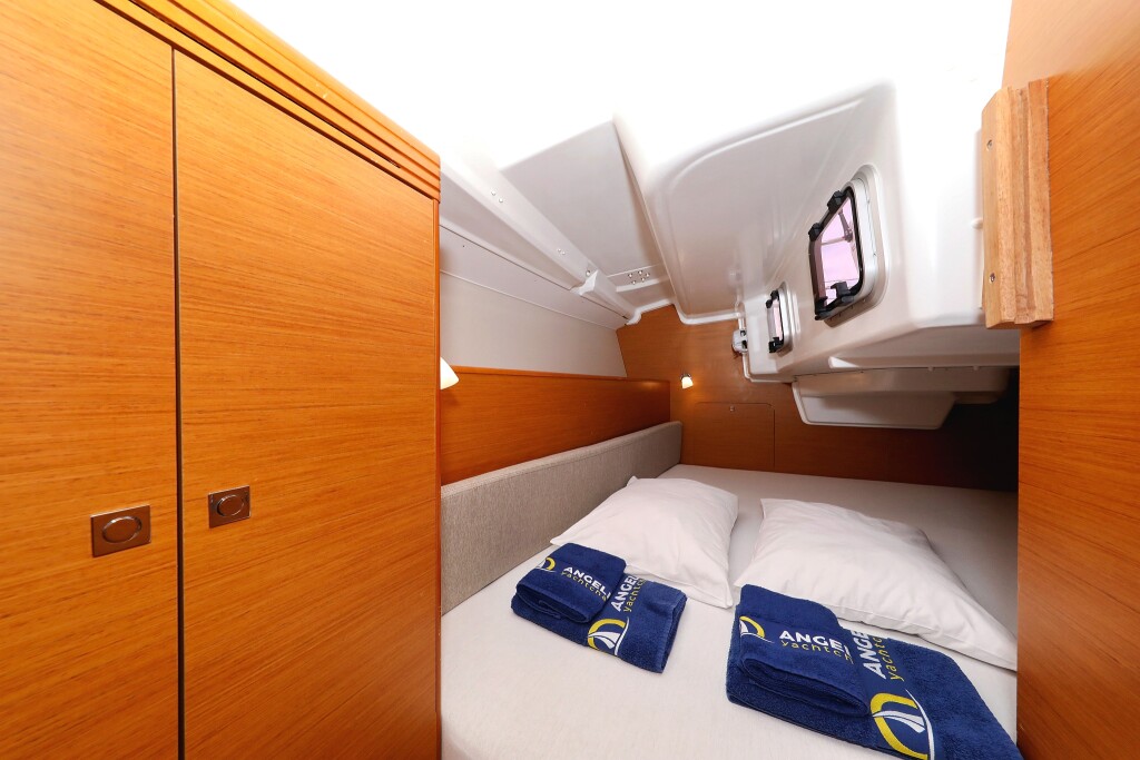 Sun Odyssey 33i, Cosma