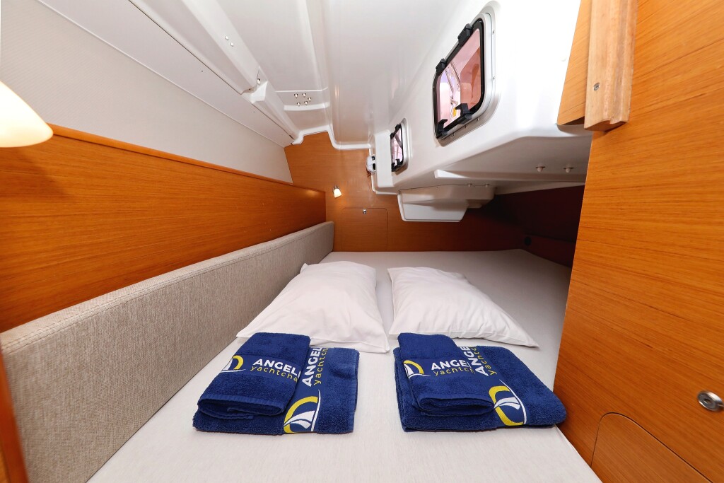 Sun Odyssey 33i, Cosma