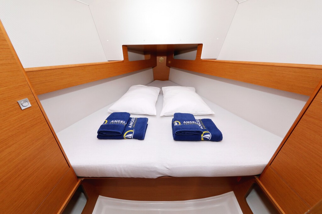 Sun Odyssey 33i, Cosma