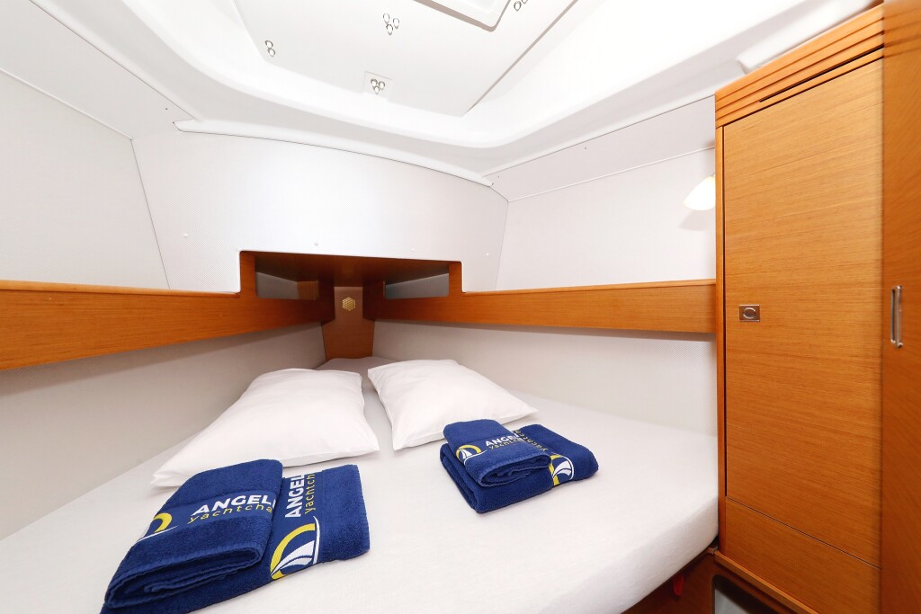 Sun Odyssey 33i, Cosma