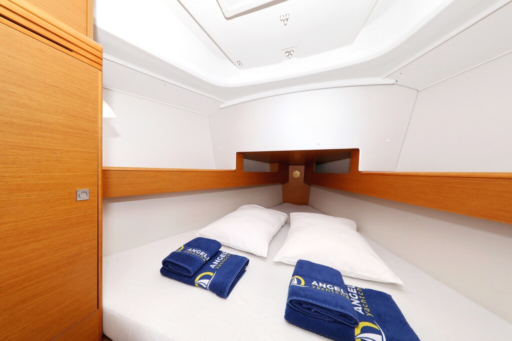 Sun Odyssey 33i, Cosma