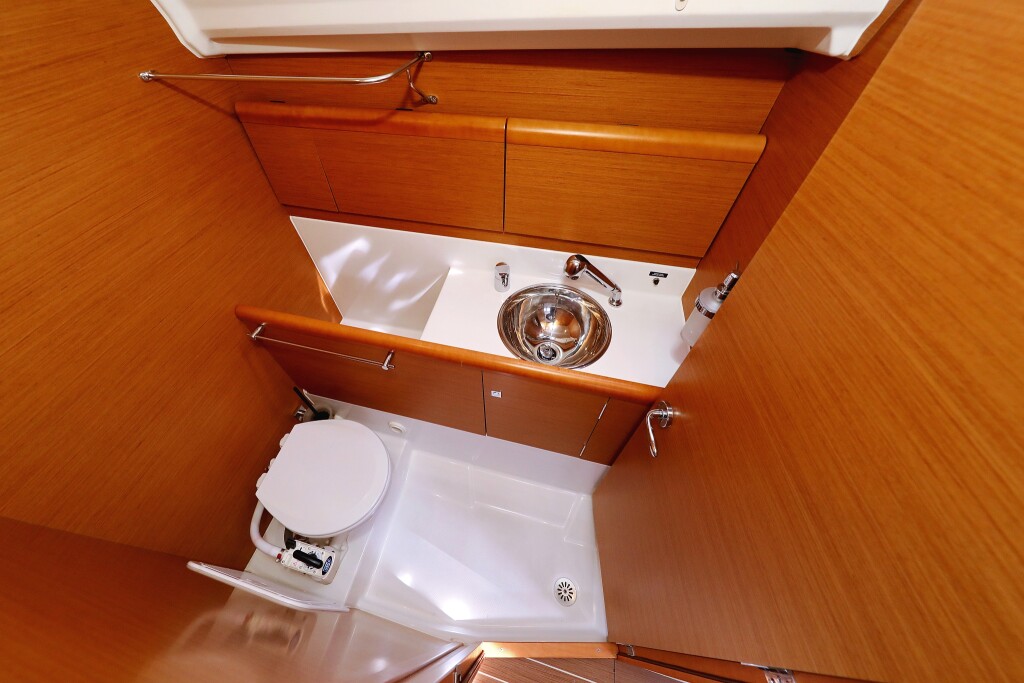 Sun Odyssey 33i, Cosma