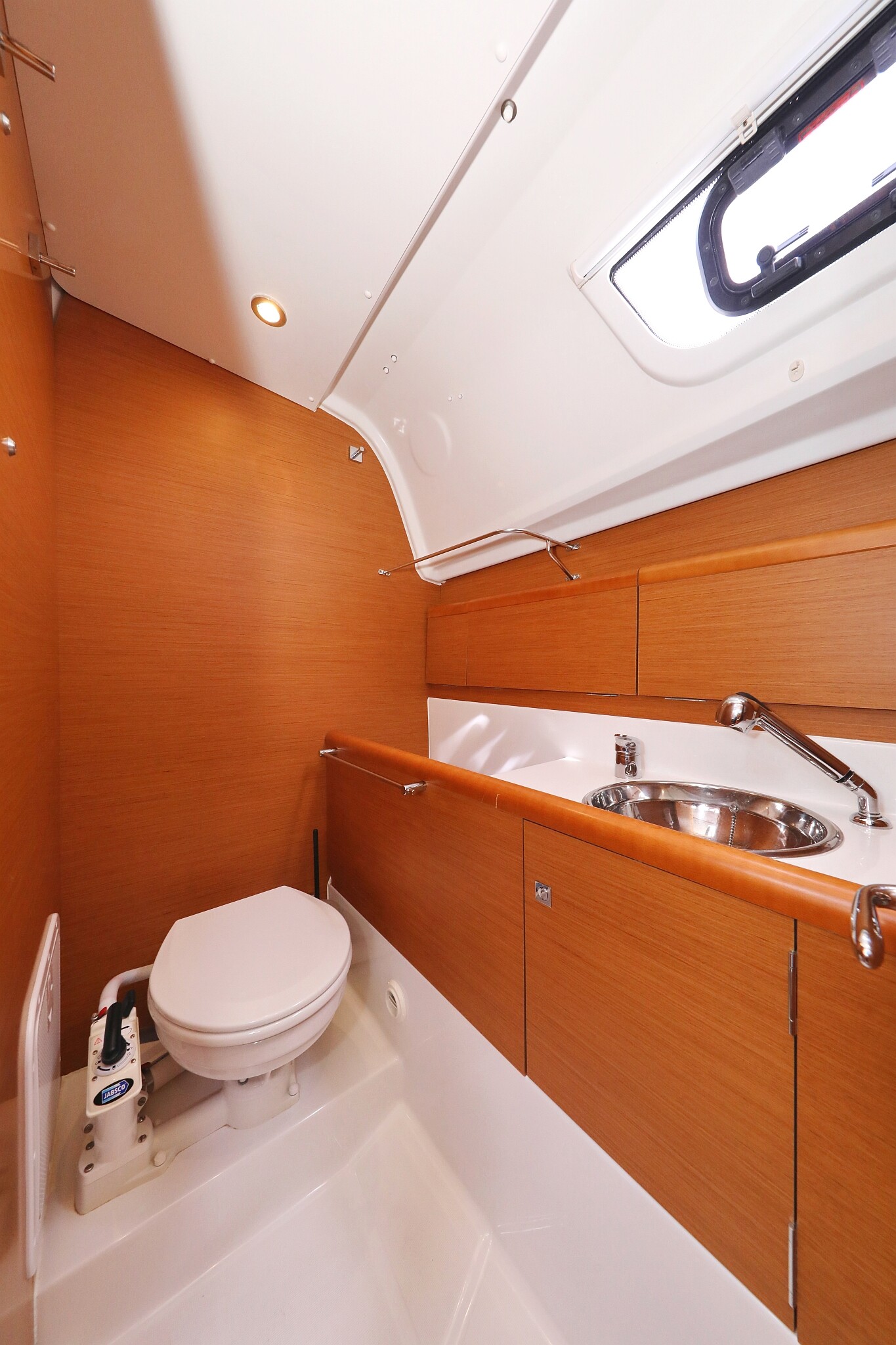 Sun Odyssey 33i, Cosma