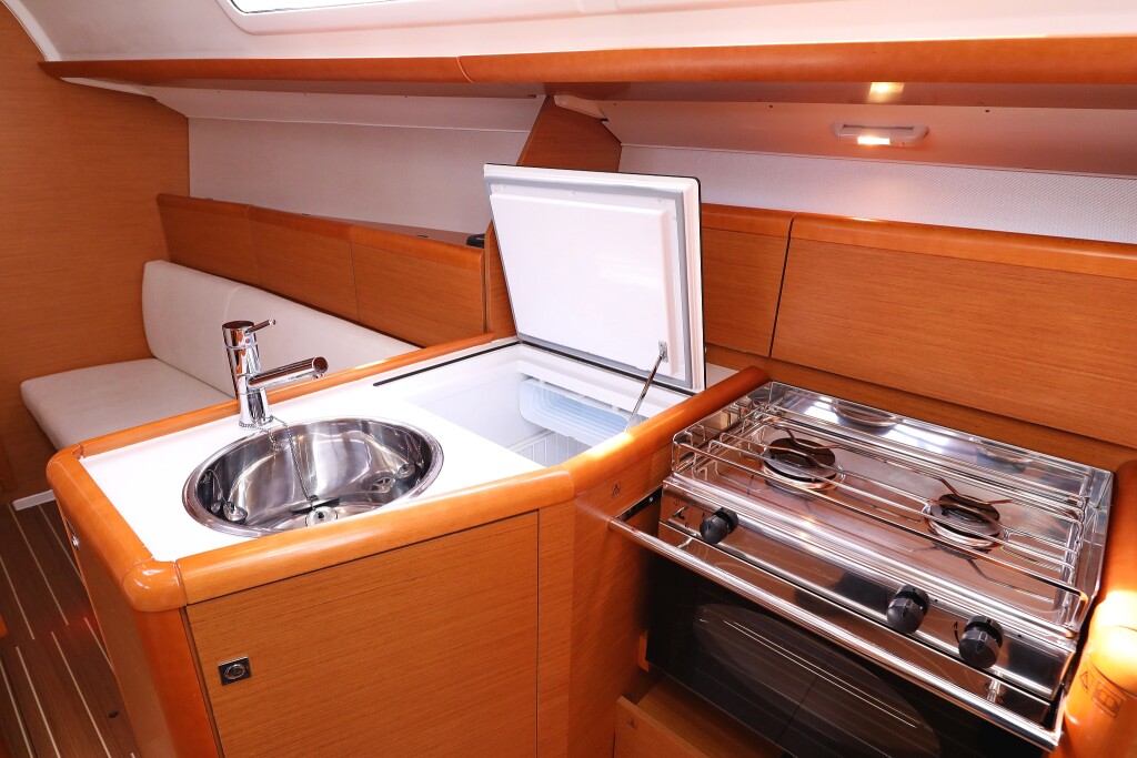 Sun Odyssey 33i, Cosma