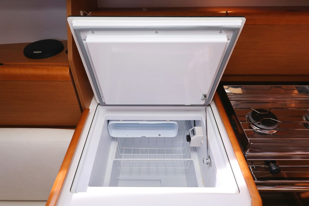 Sun Odyssey 33i, Cosma