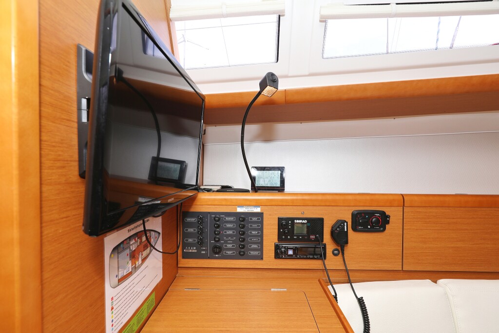 Sun Odyssey 33i, Cosma