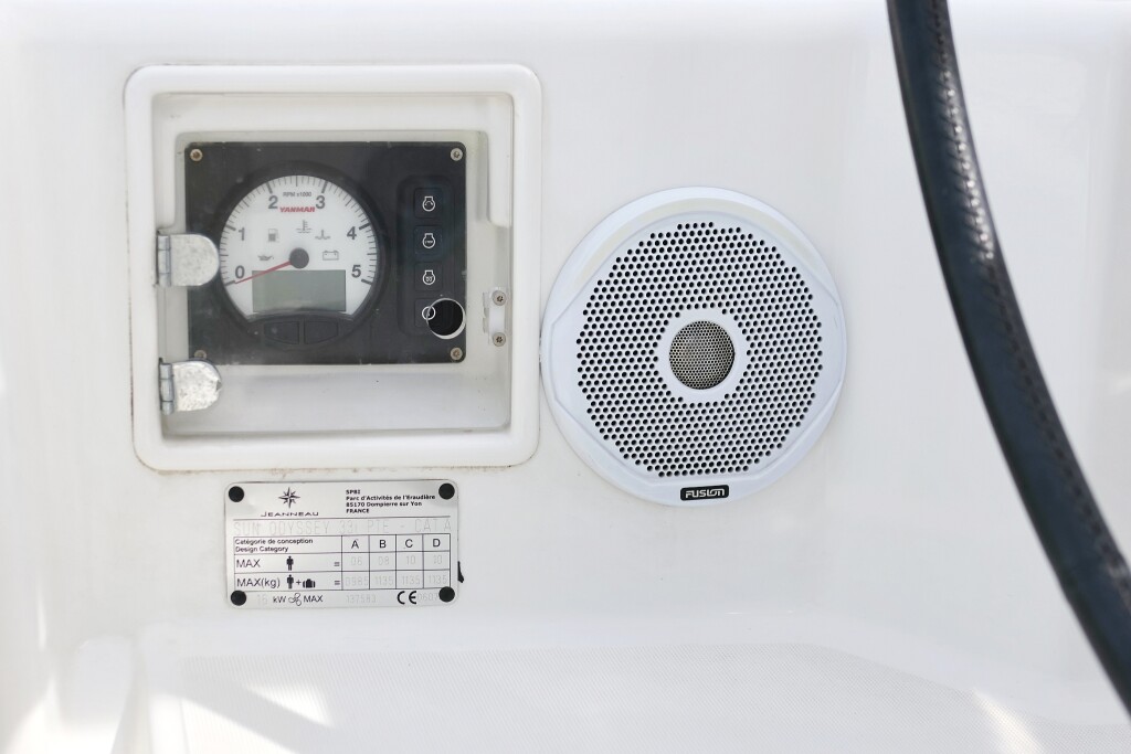 Sun Odyssey 33i, Cosma