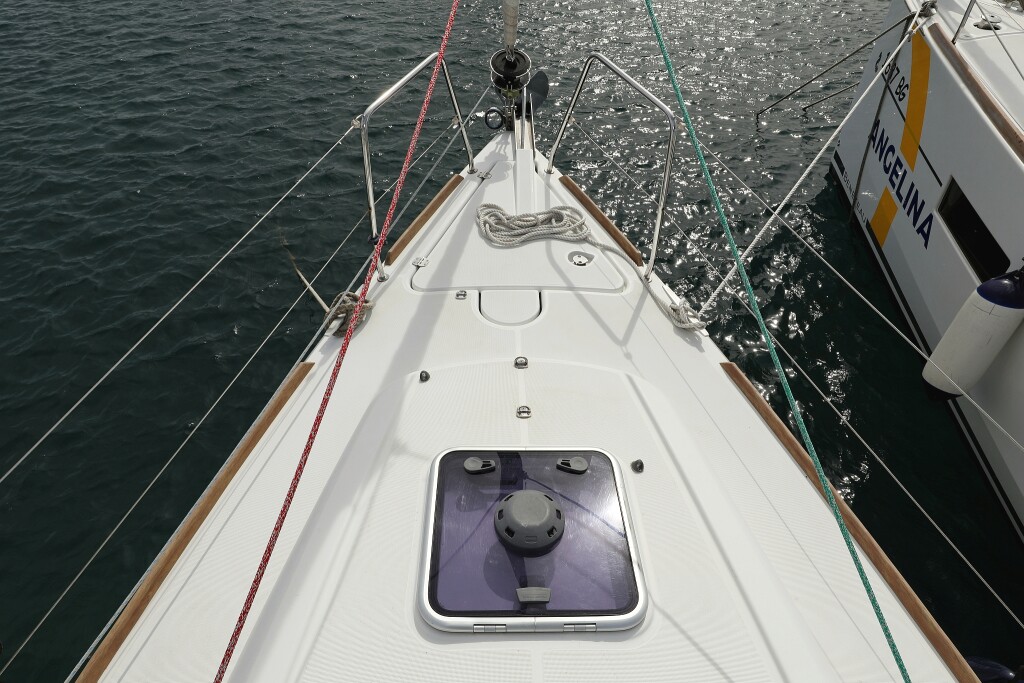 Sun Odyssey 33i, Cosma