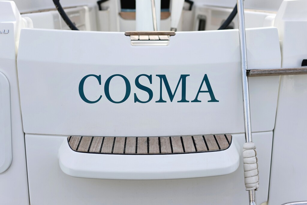 Sun Odyssey 33i, Cosma