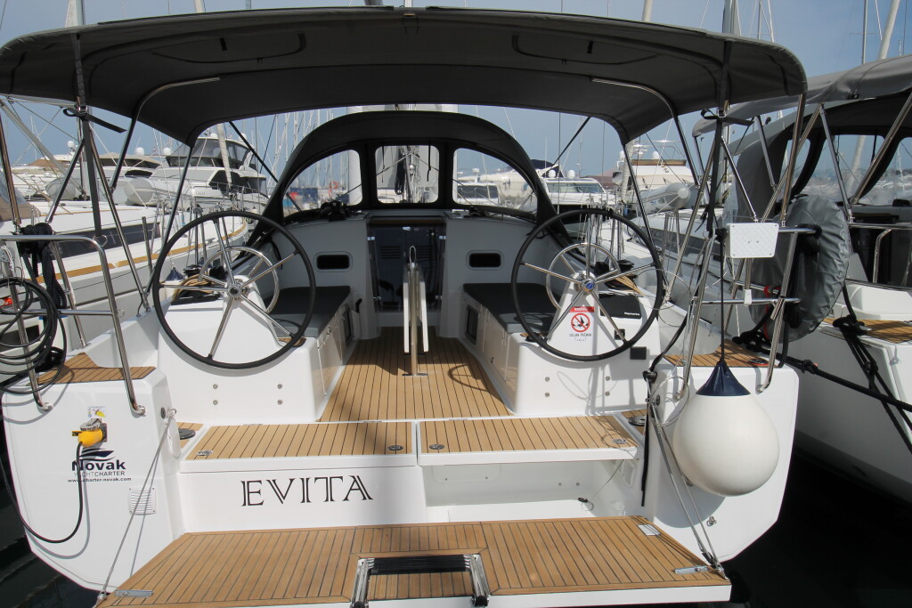 Sun Odyssey 380, Evita